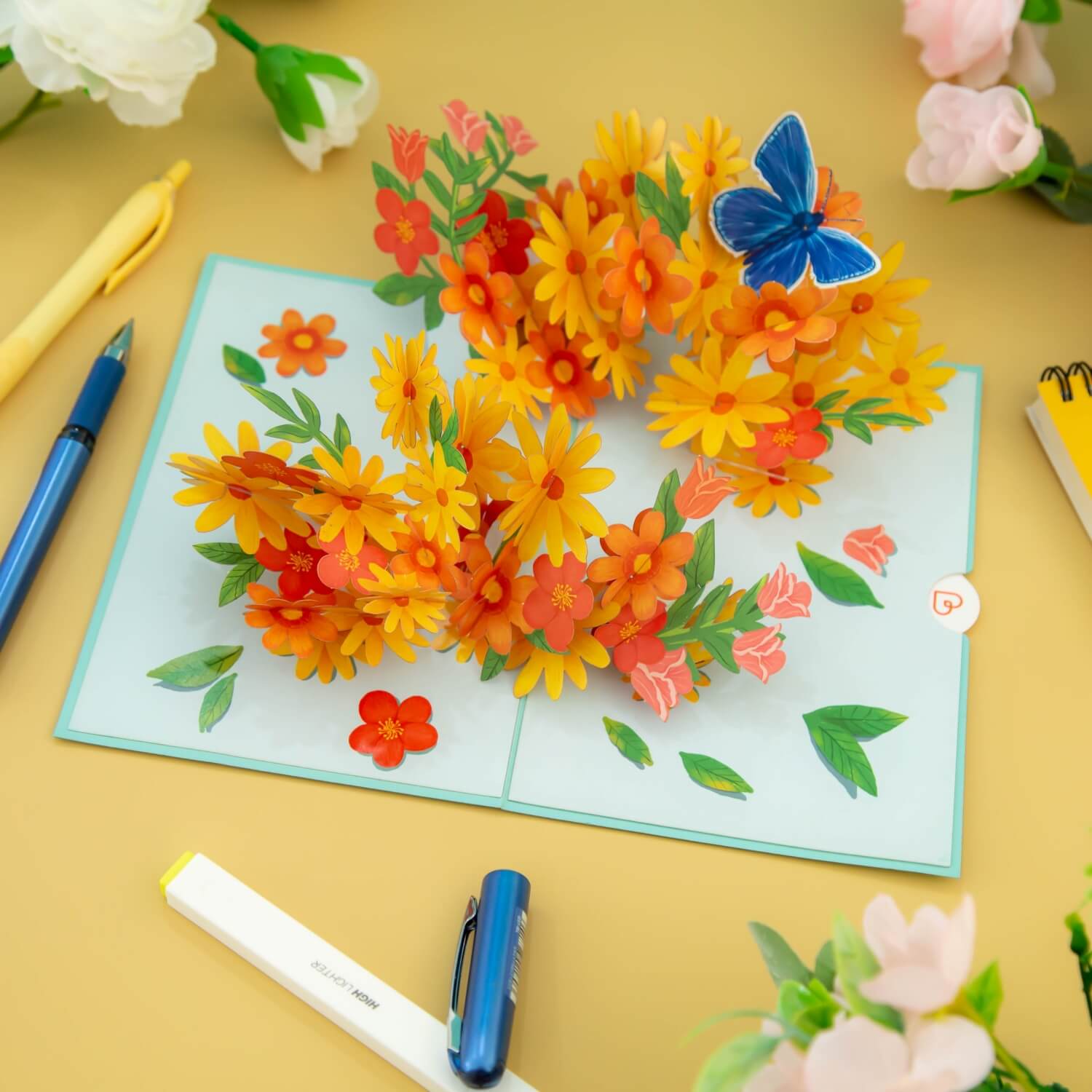 Bunte Gänseblümchen mit Schmetterling Pop-Up Karte