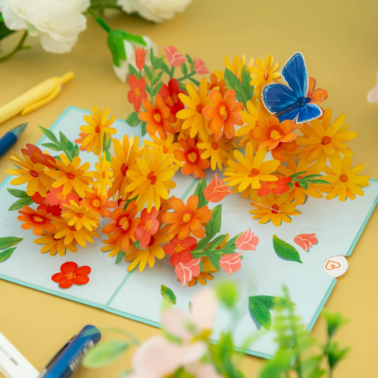 Bunte Gänseblümchen mit Schmetterling Pop-Up Karte