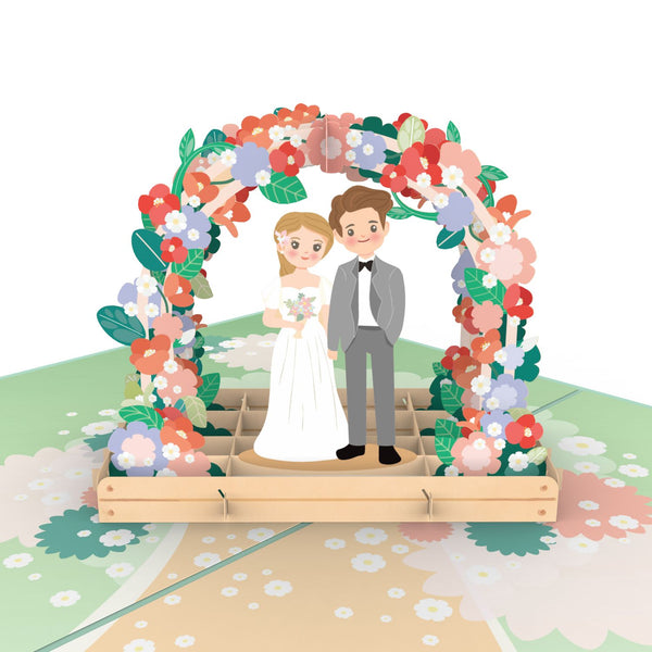 Brautpaar unter Blumenbogen Pop-Up Karte
